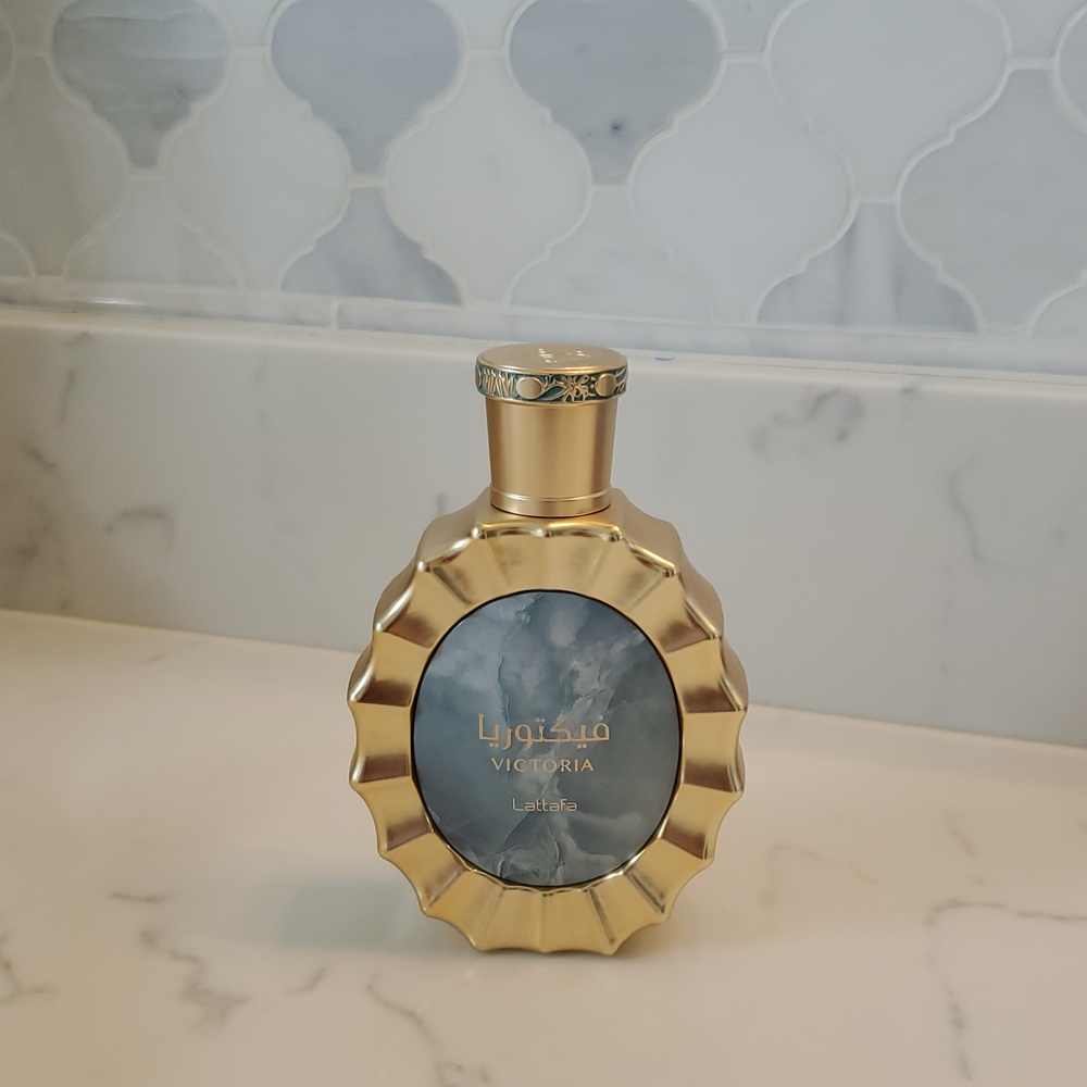 Lattafa Victoria Women’s Fragrance - Gold and Blue. Only Spray Four Times - Picture 4 of 7